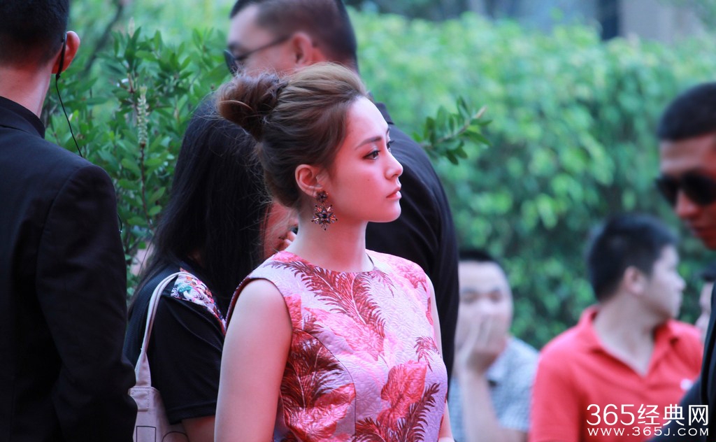 阿娇花裙捞金秀雪肤 女神甜美可爱