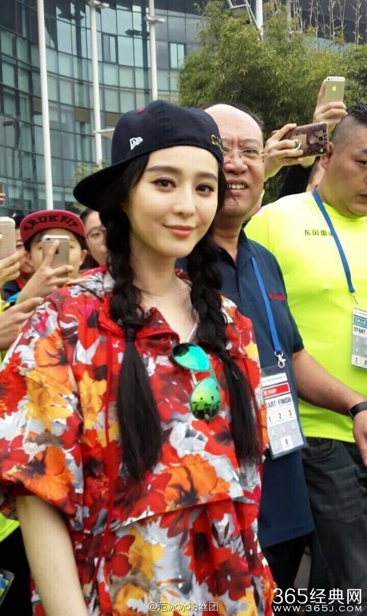 范冰冰化浓妆穿花衣跑步 挨批“做样子”