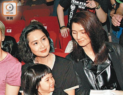 黄贯中九展开唱 黄贯中的妻子与女儿现身正面照