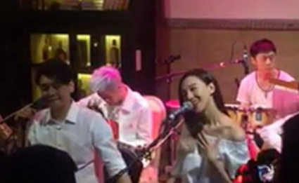 朱孝天为韩雯雯庆生 跪地求婚深情拥吻