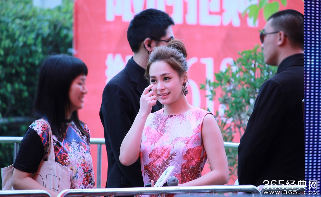 阿娇花裙捞金秀雪肤 女神甜美可爱