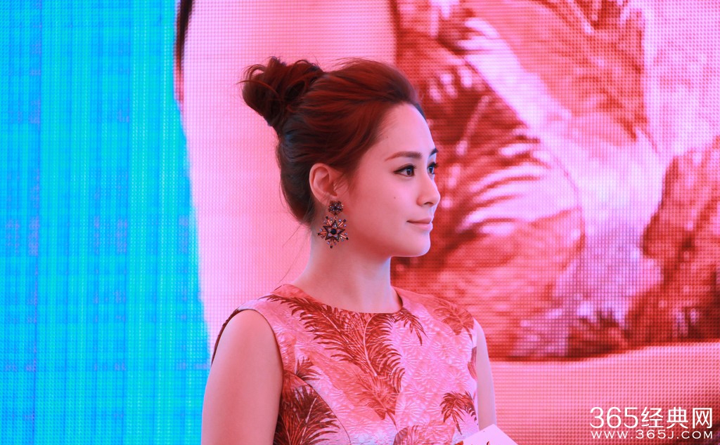 阿娇花裙捞金秀雪肤 女神甜美可爱