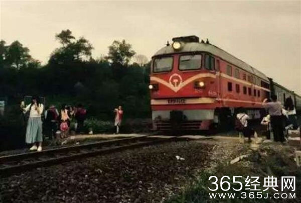 佛山19岁少女靠近铁路自拍被撞身亡