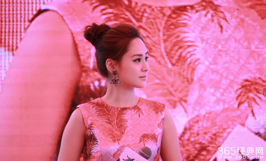 阿娇花裙捞金秀雪肤 女神甜美可爱