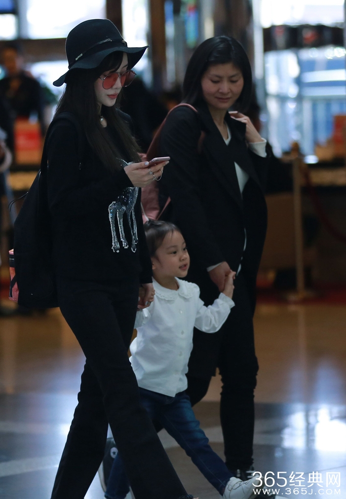 李小璐牵女变辣妈 甜馨嘟嘴转圈使劲抢戏