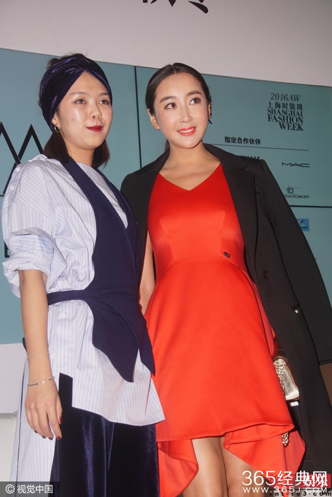 杜若溪秀事业线 尖下巴迷人