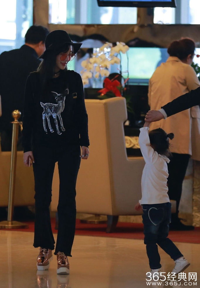 李小璐牵女变辣妈 甜馨嘟嘴转圈使劲抢戏