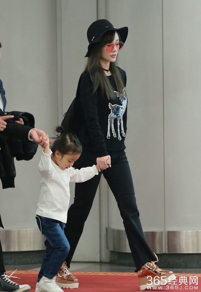 李小璐牵女变辣妈 甜馨嘟嘴转圈使劲抢戏