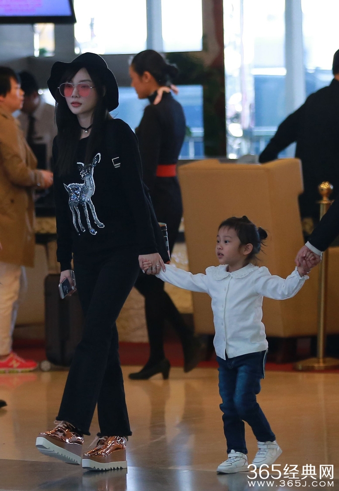 李小璐牵女变辣妈 甜馨嘟嘴转圈使劲抢戏