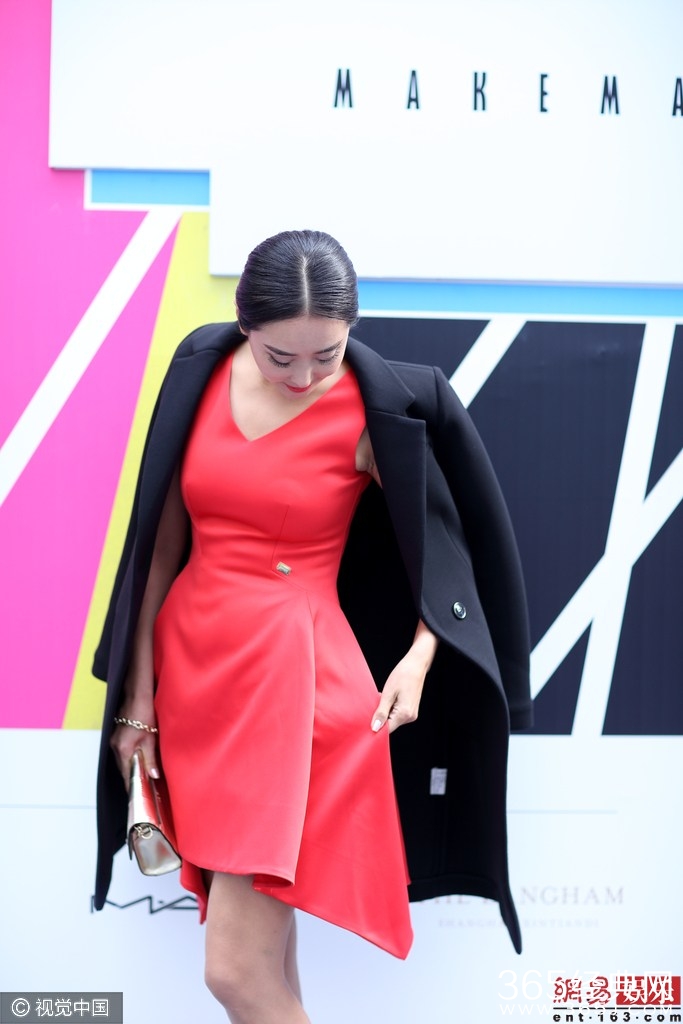 杜若溪秀事业线 尖下巴迷人