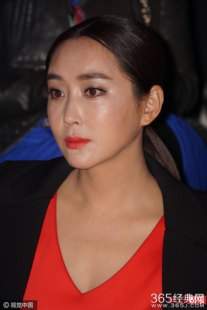 杜若溪秀事业线 尖下巴迷人