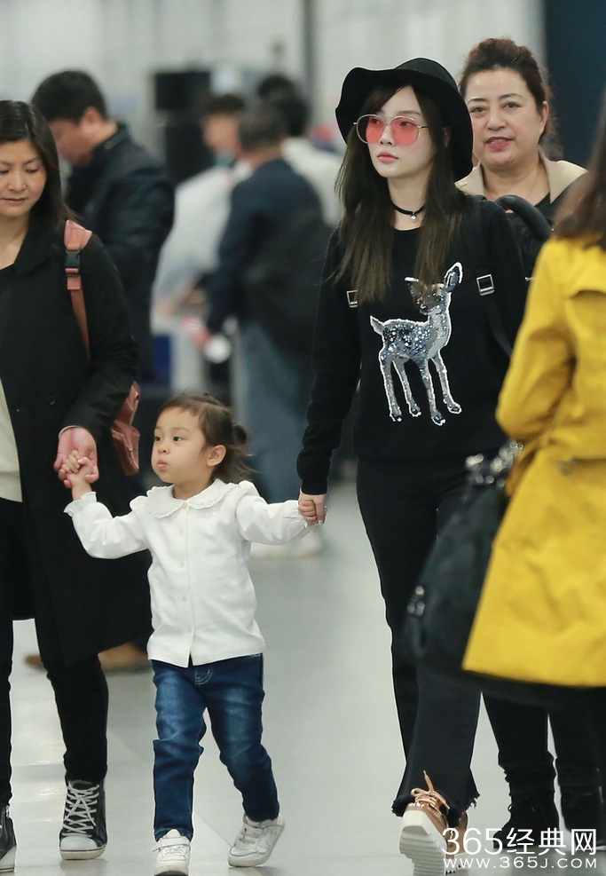 李小璐牵女变辣妈 甜馨嘟嘴转圈使劲抢戏