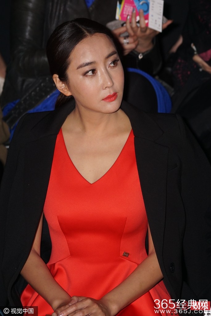 杜若溪秀事业线 尖下巴迷人