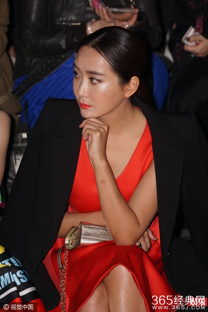 杜若溪秀事业线 尖下巴迷人