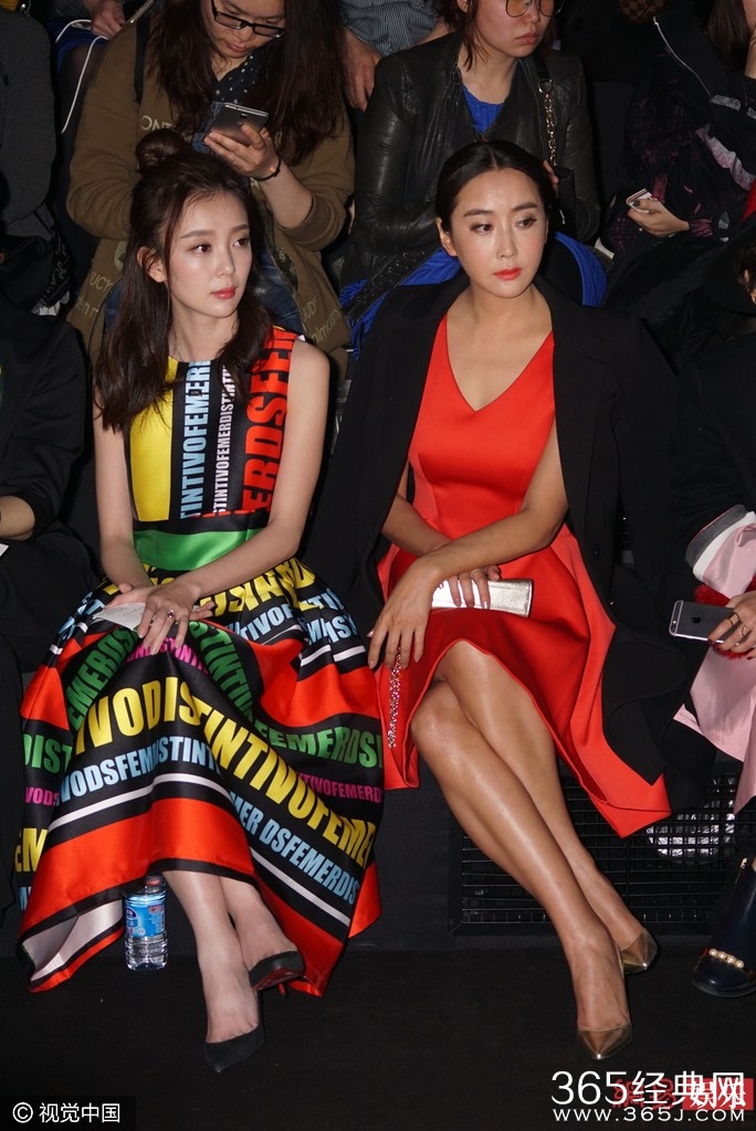 杜若溪秀事业线 尖下巴迷人