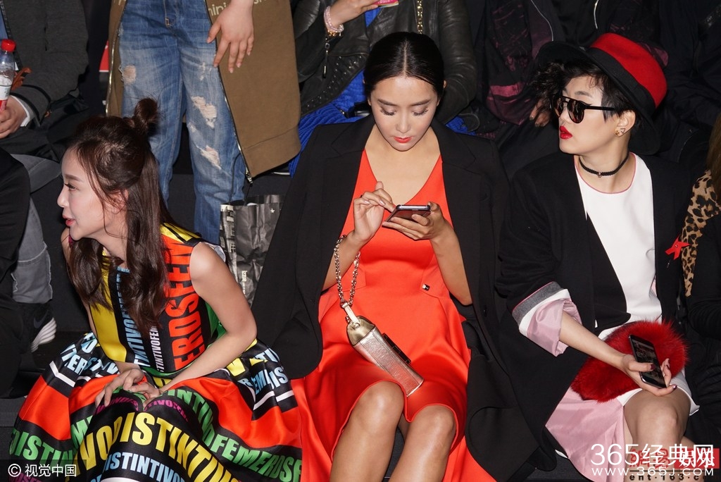 杜若溪秀事业线 尖下巴迷人