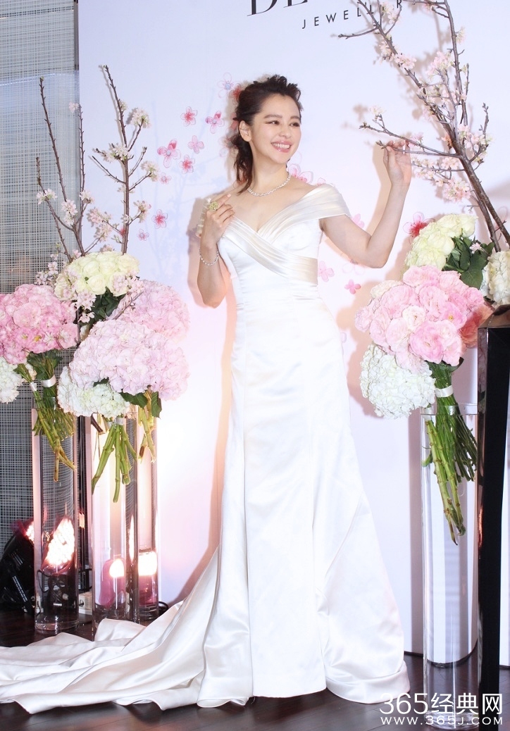 徐若瑄戴千万珠宝捞金 自言将以家庭为重