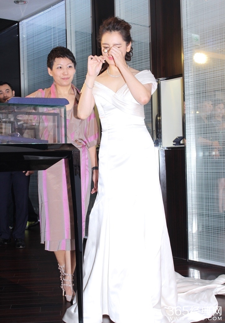 徐若瑄戴千万珠宝捞金 自言将以家庭为重