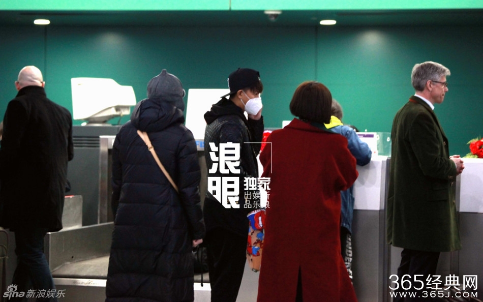 韩庚与神秘女全副武装现身机场