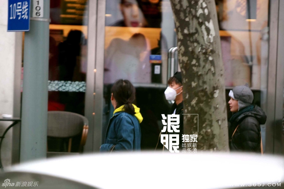 韩庚与神秘女全副武装现身机场