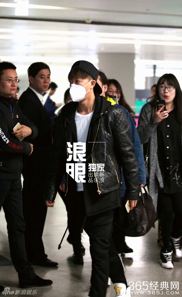 韩庚与神秘女全副武装现身机场