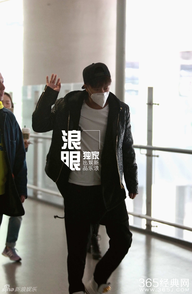 韩庚与神秘女全副武装现身机场