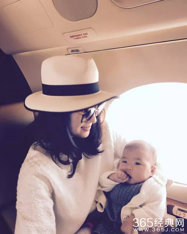 章子怡汪峰女儿 圆脸呆萌可爱照片曝光