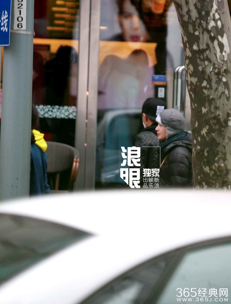 韩庚与神秘女全副武装现身机场