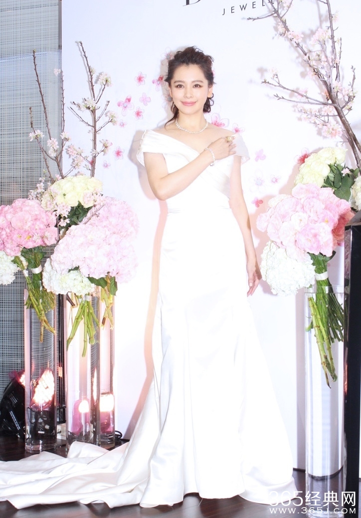 徐若瑄戴千万珠宝捞金 自言将以家庭为重