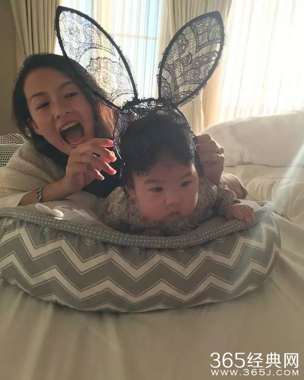 章子怡汪峰女儿 圆脸呆萌可爱照片曝光
