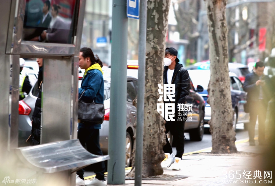 韩庚与神秘女全副武装现身机场