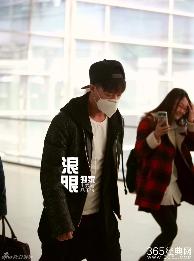 韩庚与神秘女全副武装现身机场