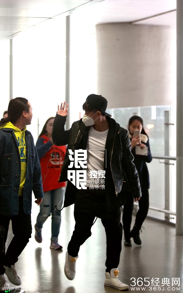 韩庚与神秘女全副武装现身机场