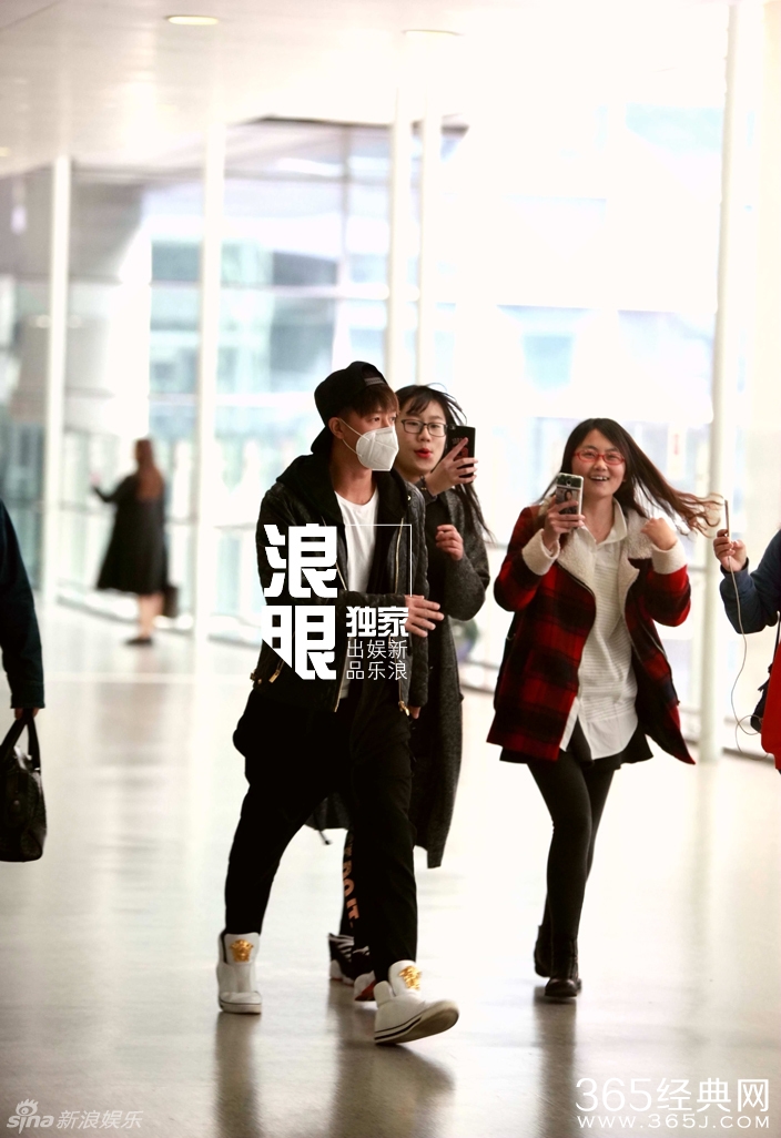 韩庚与神秘女全副武装现身机场