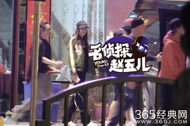 张子萱探班陈赫与友会餐 穿宽松上衣疑遮孕肚