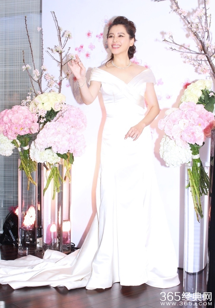 徐若瑄戴千万珠宝捞金 自言将以家庭为重