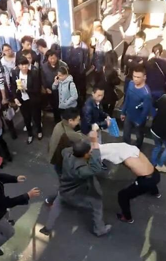 武汉公交车站老人被暴打视频实拍_酷6网