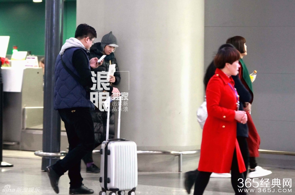 韩庚与神秘女全副武装现身机场