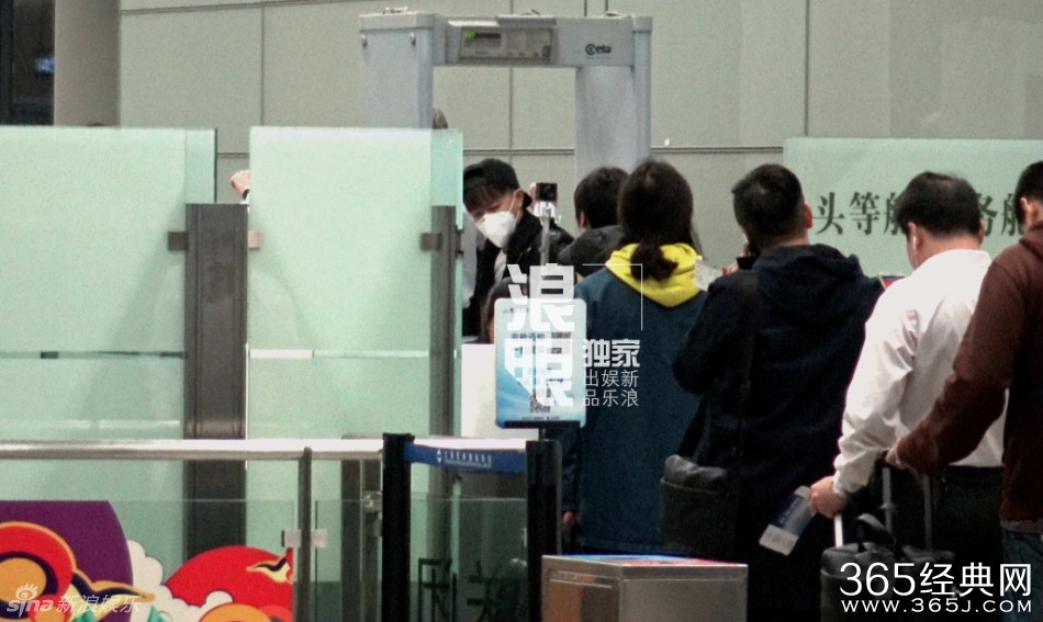 韩庚与神秘女全副武装现身机场