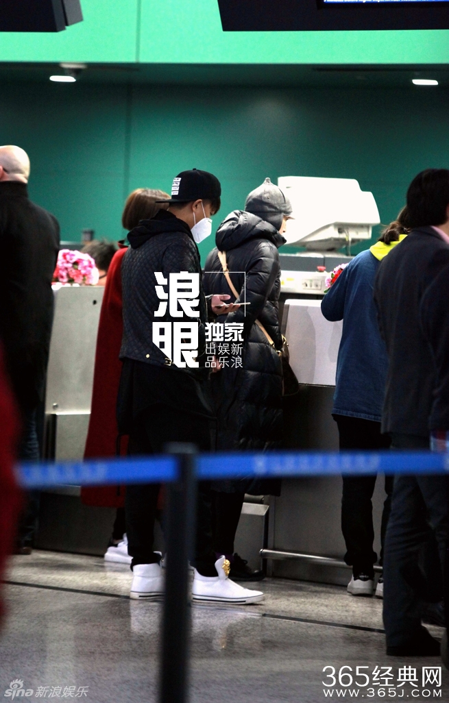 韩庚与神秘女全副武装现身机场