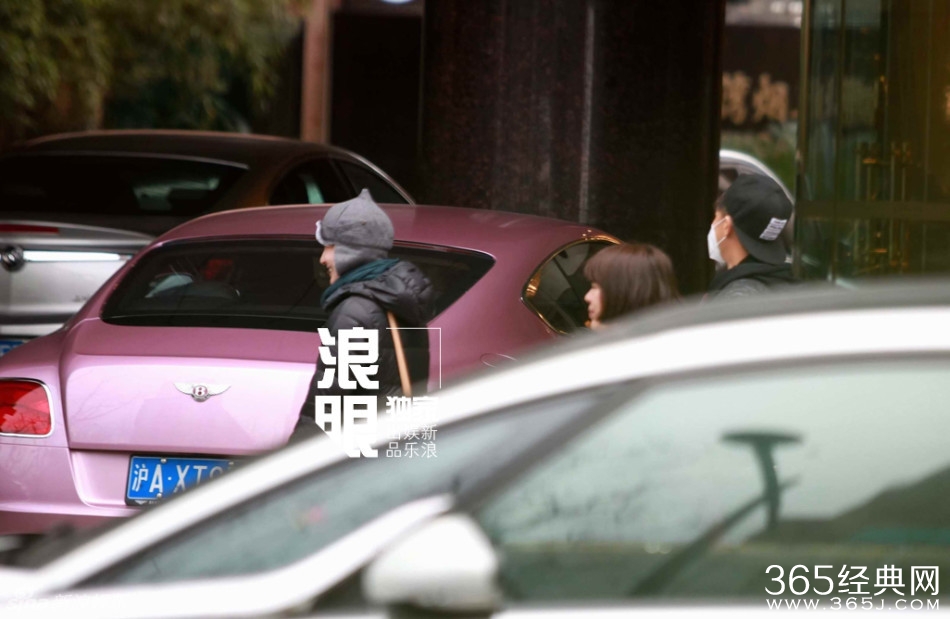 韩庚与神秘女全副武装现身机场