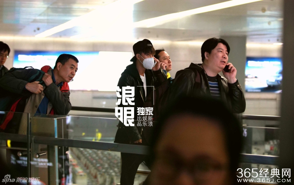 韩庚与神秘女全副武装现身机场