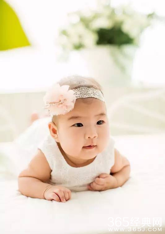 章子怡汪峰女儿 圆脸呆萌可爱照片曝光