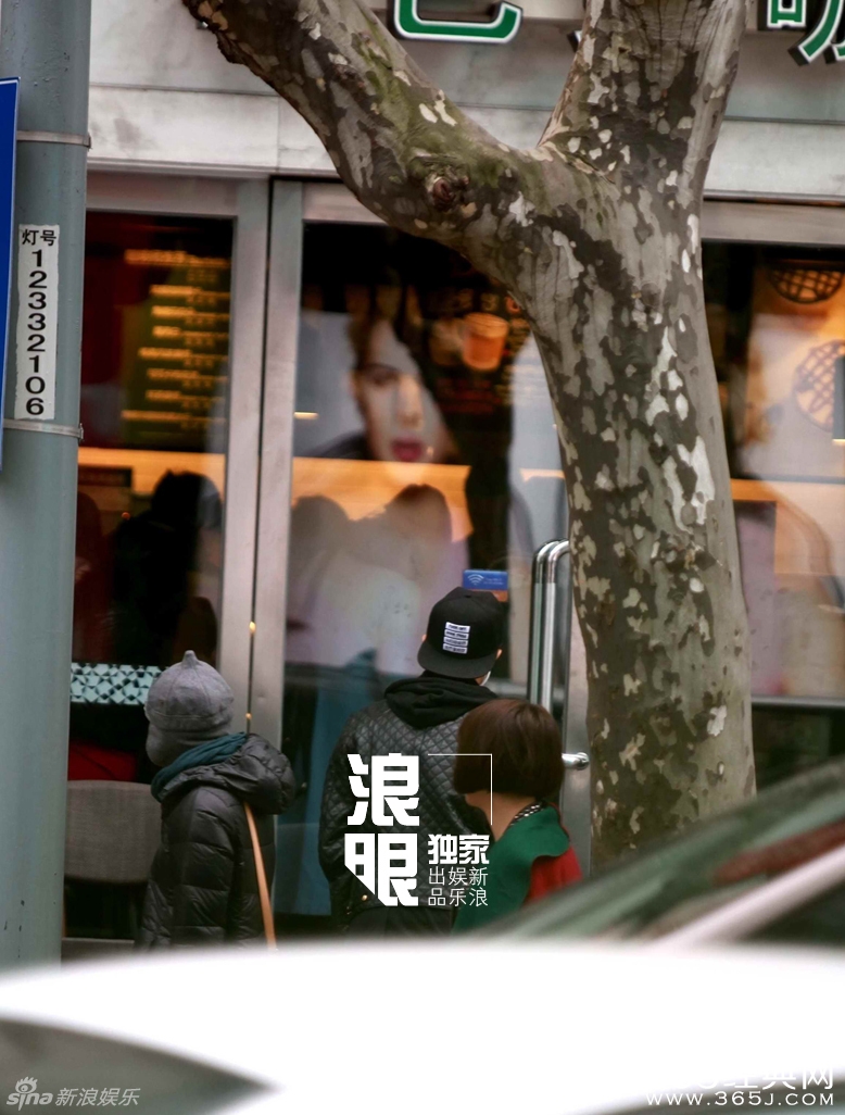 韩庚与神秘女全副武装现身机场