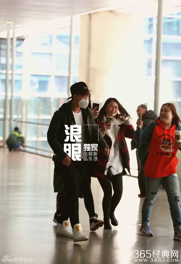 韩庚与神秘女全副武装现身机场