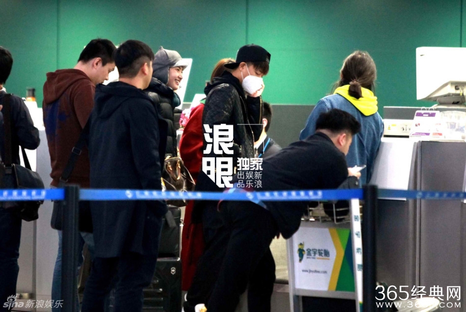 韩庚与神秘女全副武装现身机场