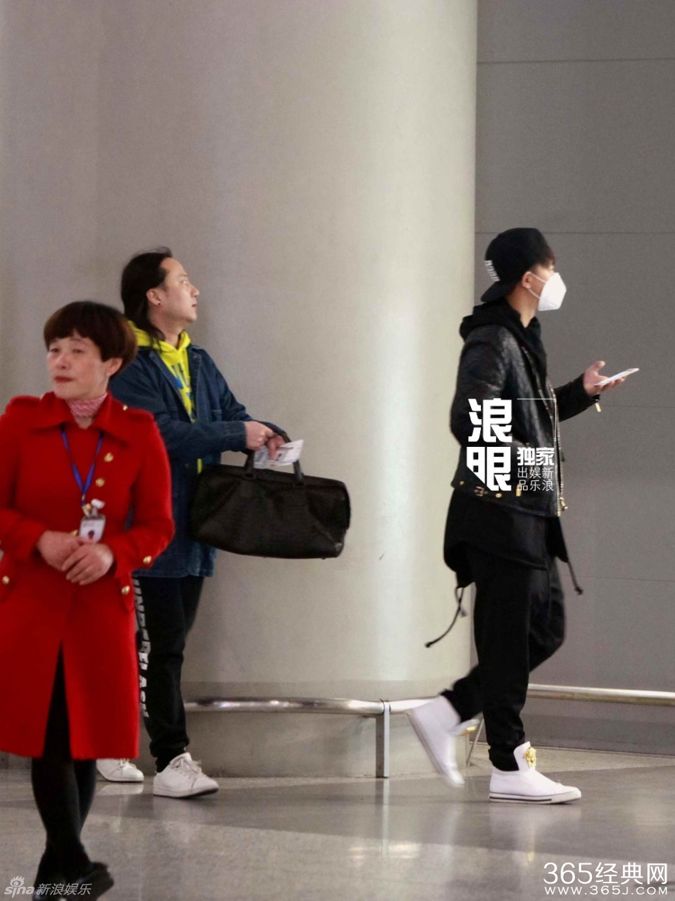 韩庚与神秘女全副武装现身机场
