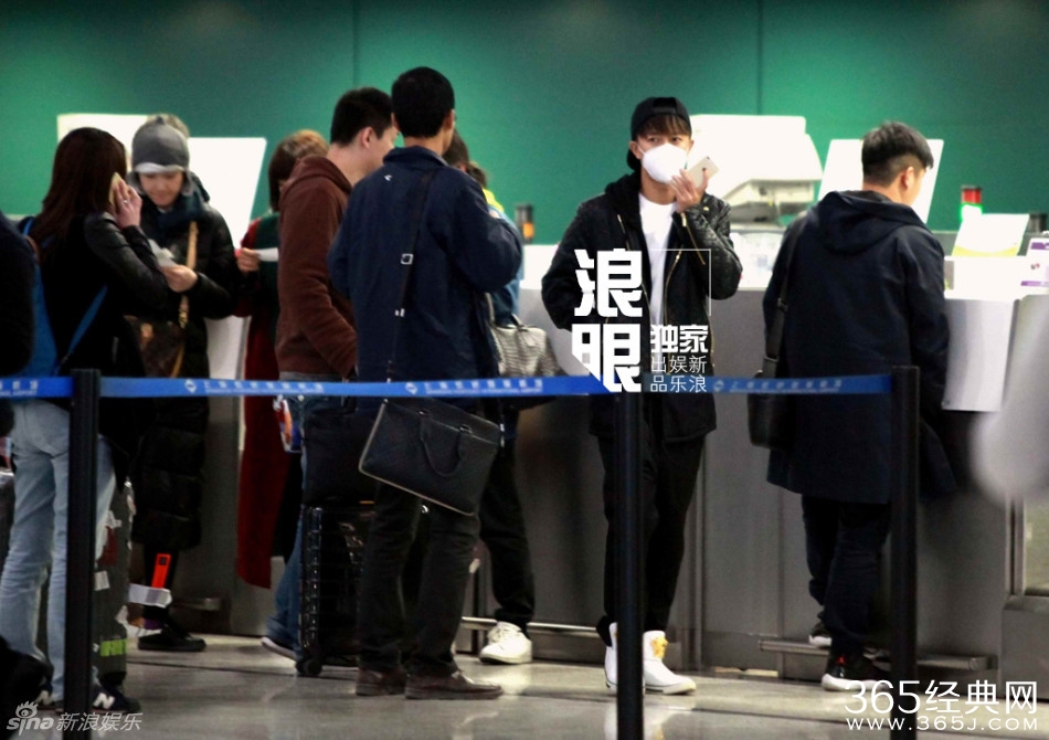 韩庚与神秘女全副武装现身机场