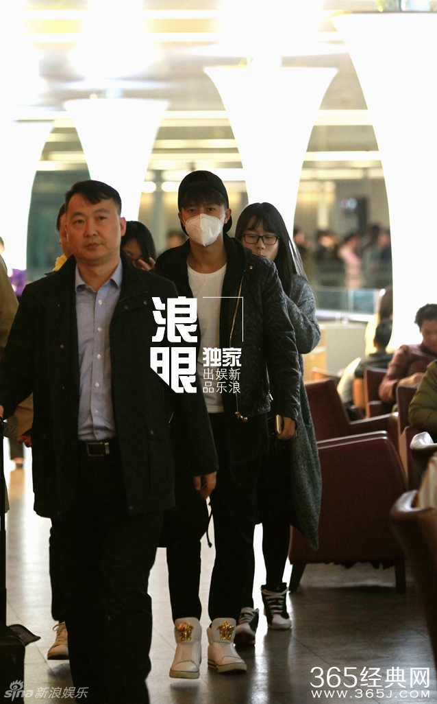 韩庚与神秘女全副武装现身机场