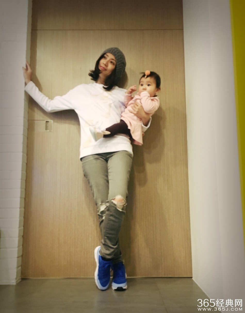 贾静雯晒大女儿照 萌娃可爱